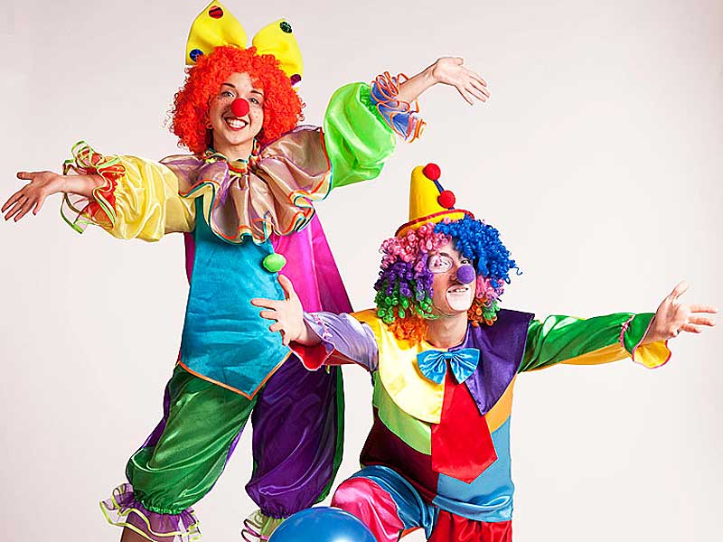 Клоун развлекающий в паузах между номерами цирка. Аниматор клоун. Клоун на детском празднике. Детские аниматоры. Клоуны костюмы для аниматоров.